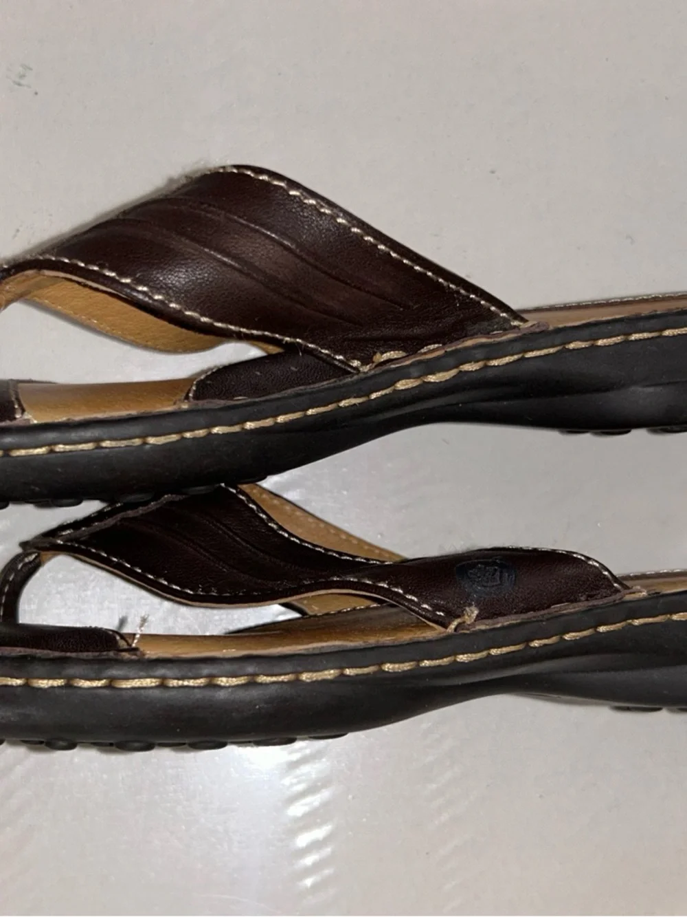 NWOB Born Woman’s Brown Leather Thong Flip Flop Sandal - Picture 7 of 10